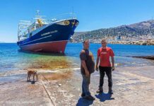 Η παράδοση ζει στο καρνάγιο της Καλύμνου – Η καθέλκυση μιας ανεμότρατας μέσα από τον φακό του Νίκου Σμαλίου