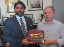 Συγκίνηση στο Δημαρχείο Καλύμνου: Ο Αντιδήμαρχος του Tarpon Springs, Παναγιώτης Κούλλιας, παρέδωσε το κλειδί της πόλης στον Δήμαρχο της Καλύμνου (VIDEO)