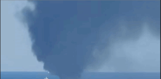 Φωτιά στο «Blue Carrier 2» βόρεια της Μυκόνου – 29 άτομα και 166 φορτηγά στο πλοίο