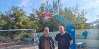 Από το αίτημα στην πράξη: Δύο νέες μπασκέτες στο σχολείο του Βαθύ με άμεση παρέμβαση του Δήμου (VIDEO)