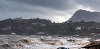 Νεκρός νεαρός άνδρας στον Αρχάγγελο – Παρασύρθηκε με το αυτοκίνητό του στη θάλασσα (video)